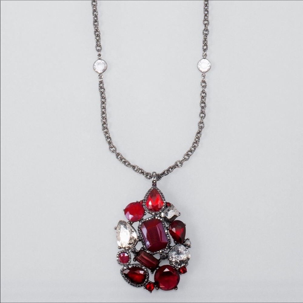 WHBM CLUSTER PENDANT NECKLACE